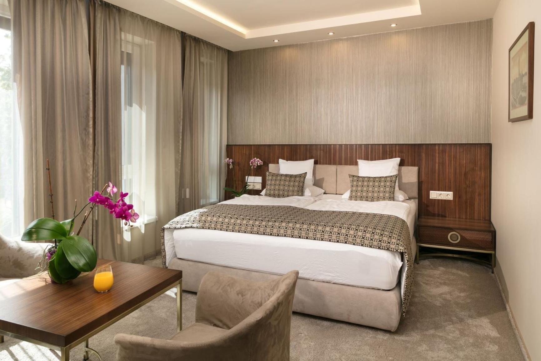Hotel Kalvaria Superior Γκιόρ Εξωτερικό φωτογραφία