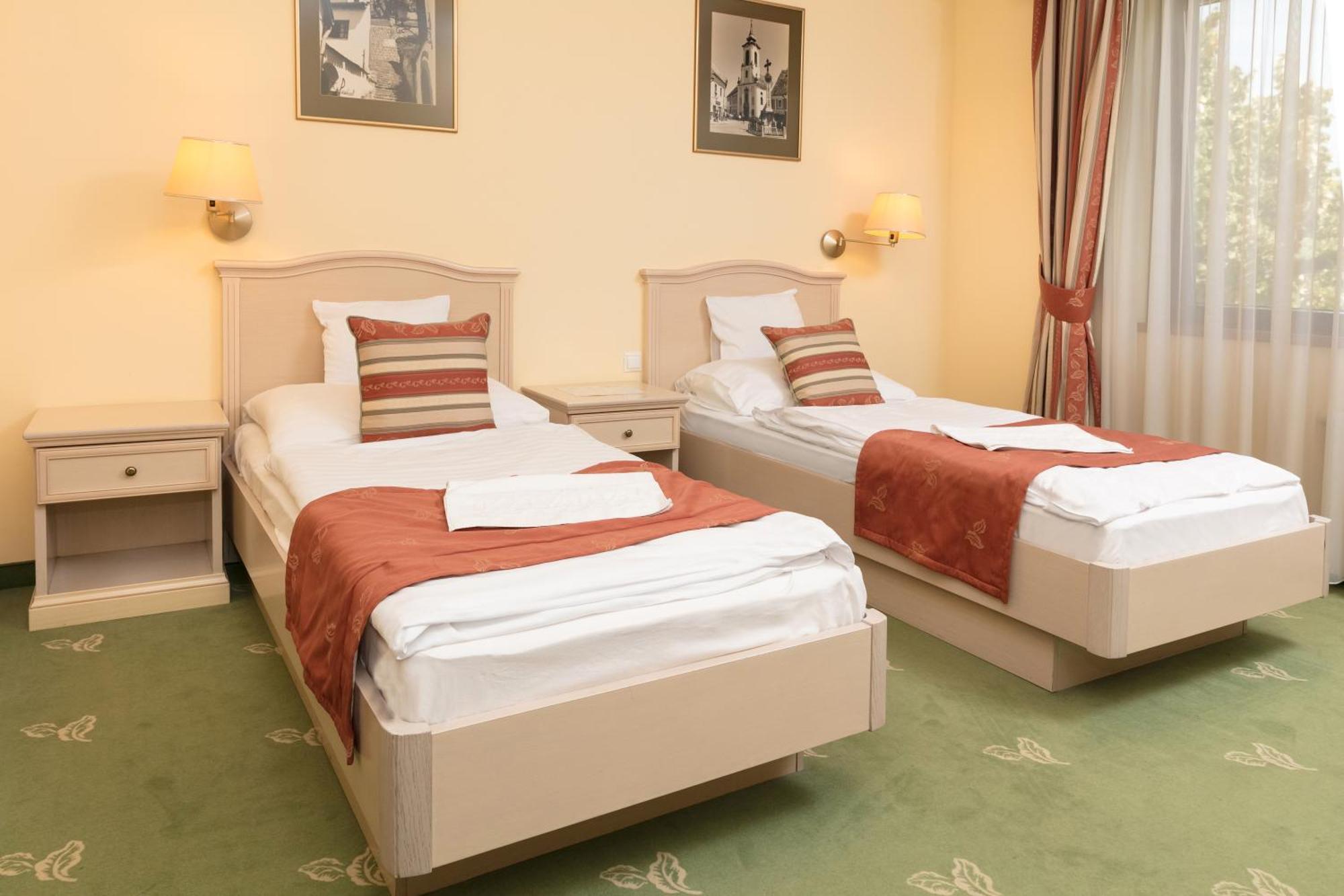 Hotel Kalvaria Superior Γκιόρ Εξωτερικό φωτογραφία