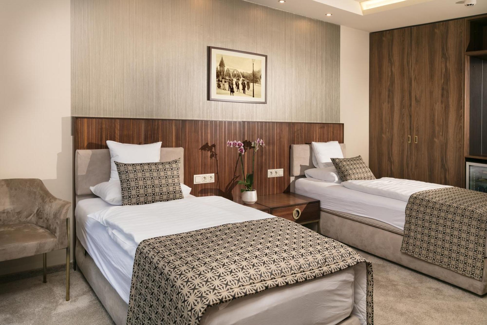 Hotel Kalvaria Superior Γκιόρ Εξωτερικό φωτογραφία