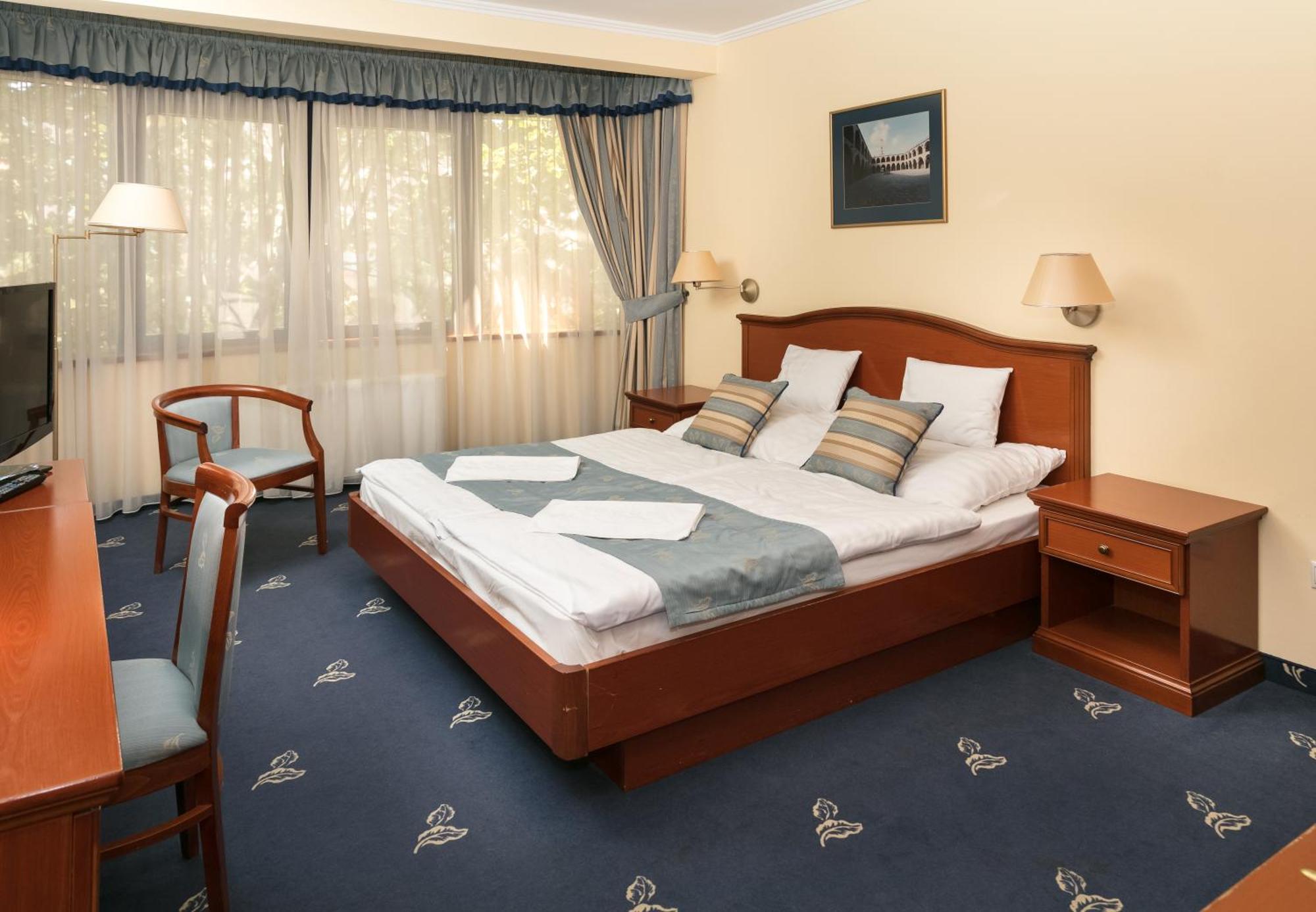 Hotel Kalvaria Superior Γκιόρ Εξωτερικό φωτογραφία