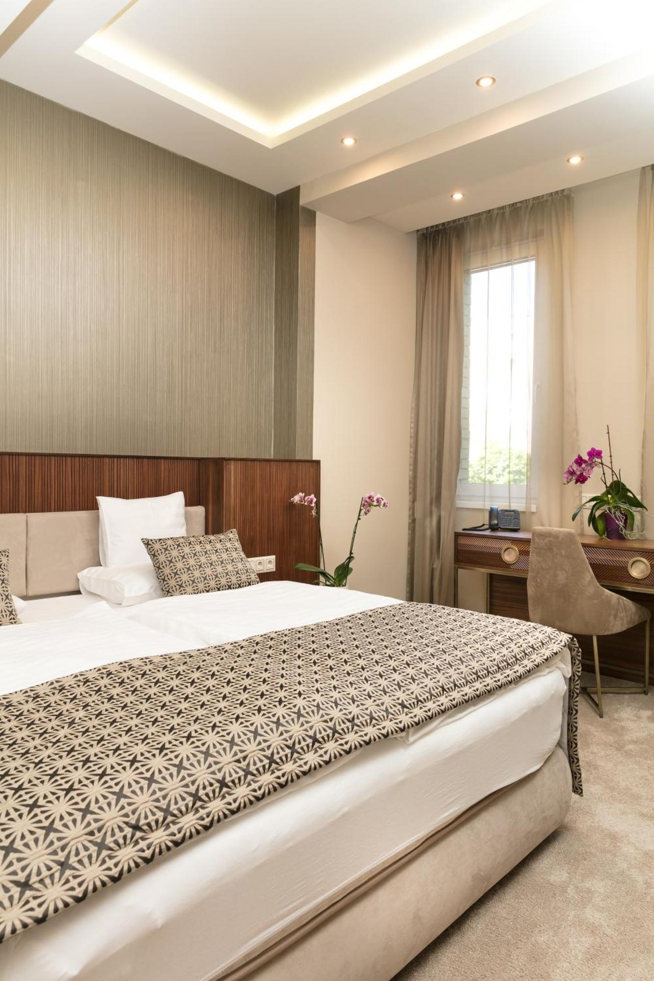Hotel Kalvaria Superior Γκιόρ Εξωτερικό φωτογραφία
