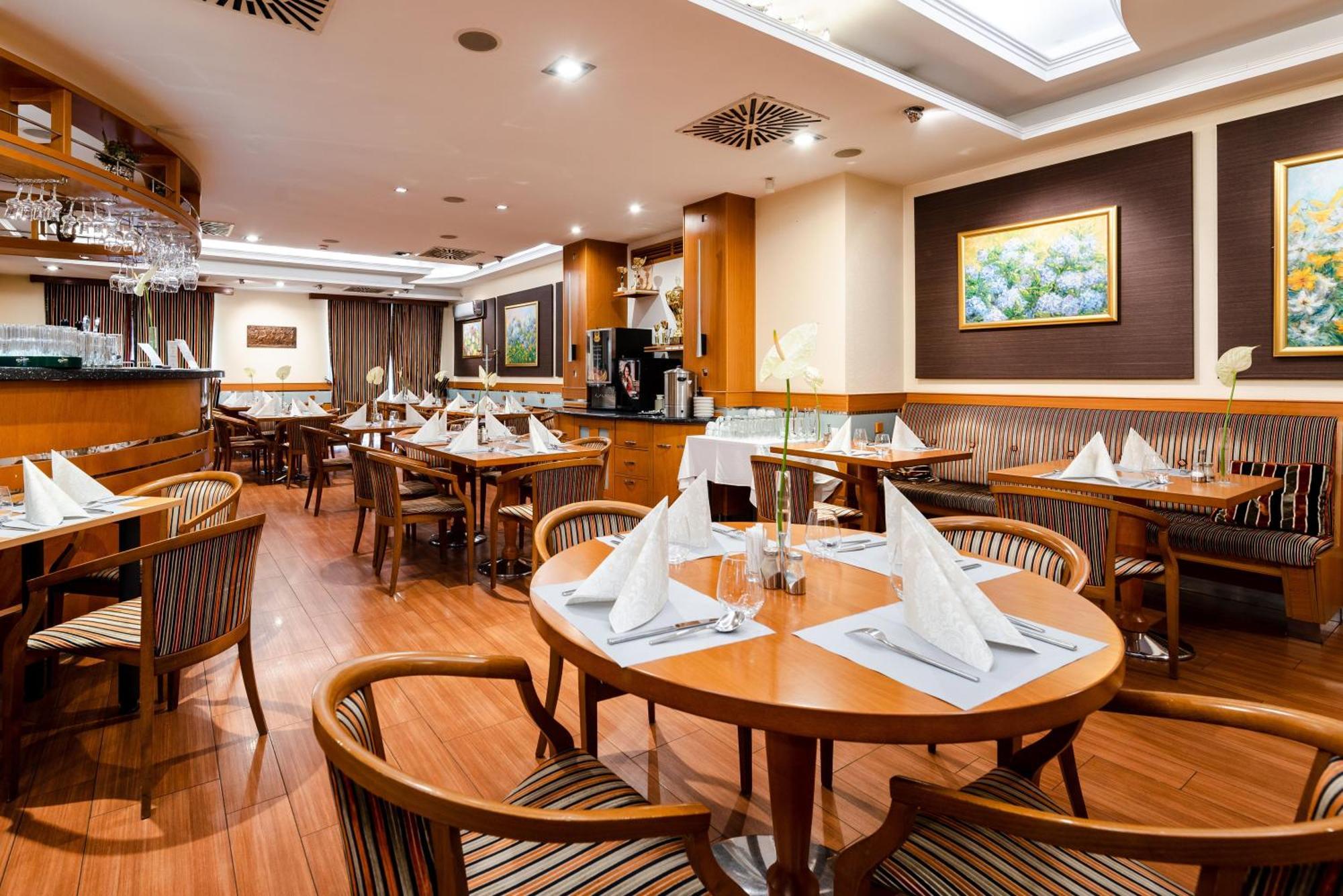 Hotel Kalvaria Superior Γκιόρ Εξωτερικό φωτογραφία