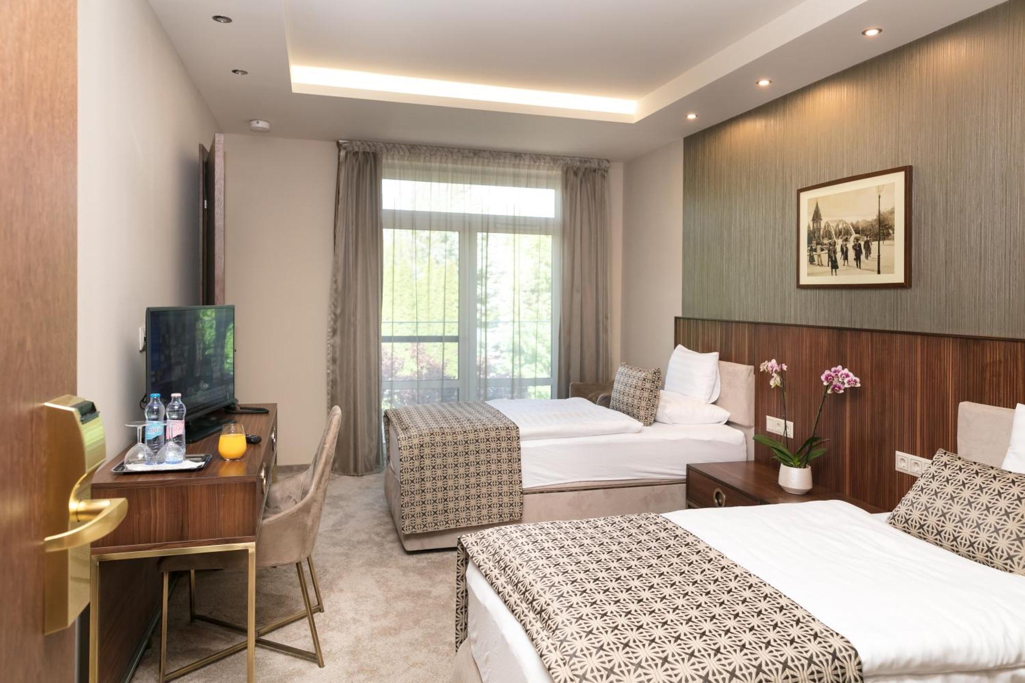 Hotel Kalvaria Superior Γκιόρ Εξωτερικό φωτογραφία