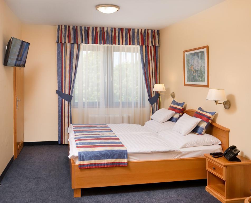 Hotel Kalvaria Superior Γκιόρ Εξωτερικό φωτογραφία