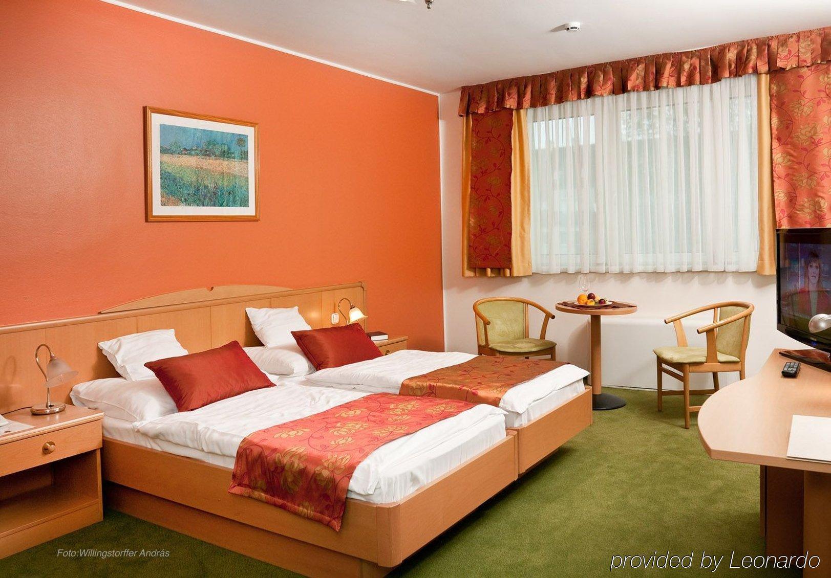 Hotel Kalvaria Superior Γκιόρ Εξωτερικό φωτογραφία