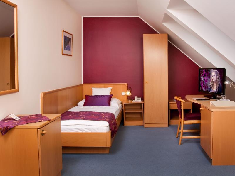 Hotel Kalvaria Superior Γκιόρ Εξωτερικό φωτογραφία