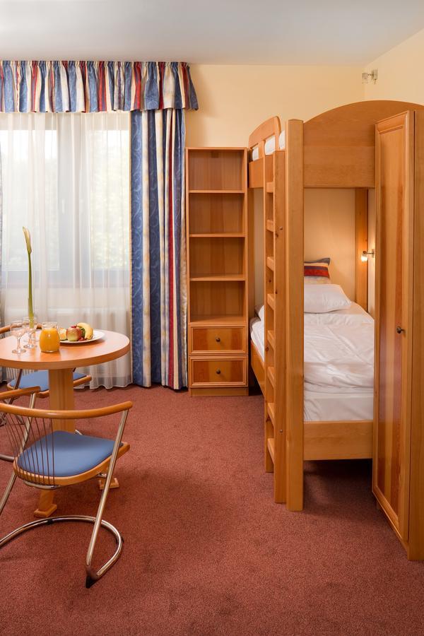 Hotel Kalvaria Superior Γκιόρ Εξωτερικό φωτογραφία