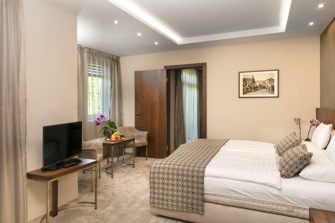 Hotel Kalvaria Superior Γκιόρ Εξωτερικό φωτογραφία