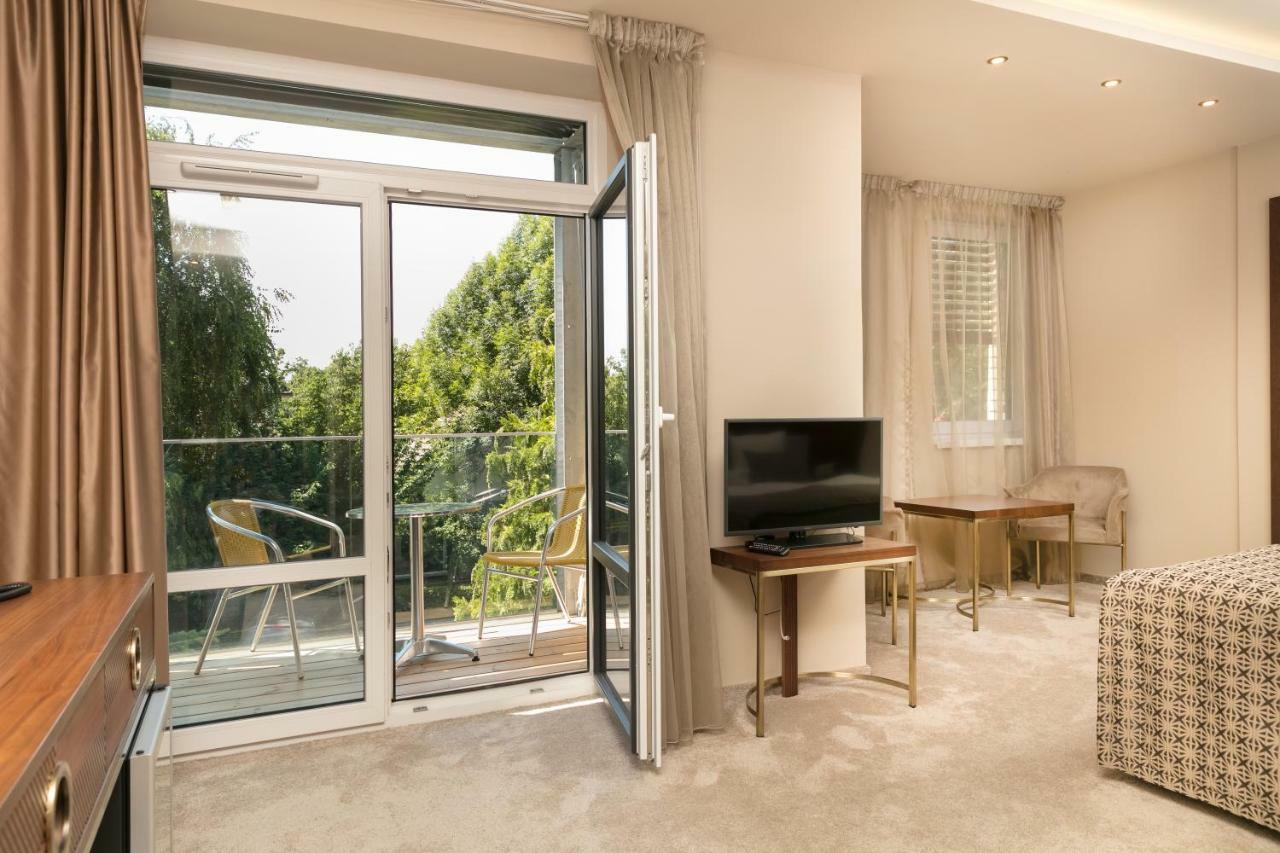 Hotel Kalvaria Superior Γκιόρ Εξωτερικό φωτογραφία