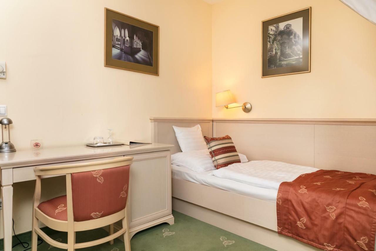 Hotel Kalvaria Superior Γκιόρ Εξωτερικό φωτογραφία