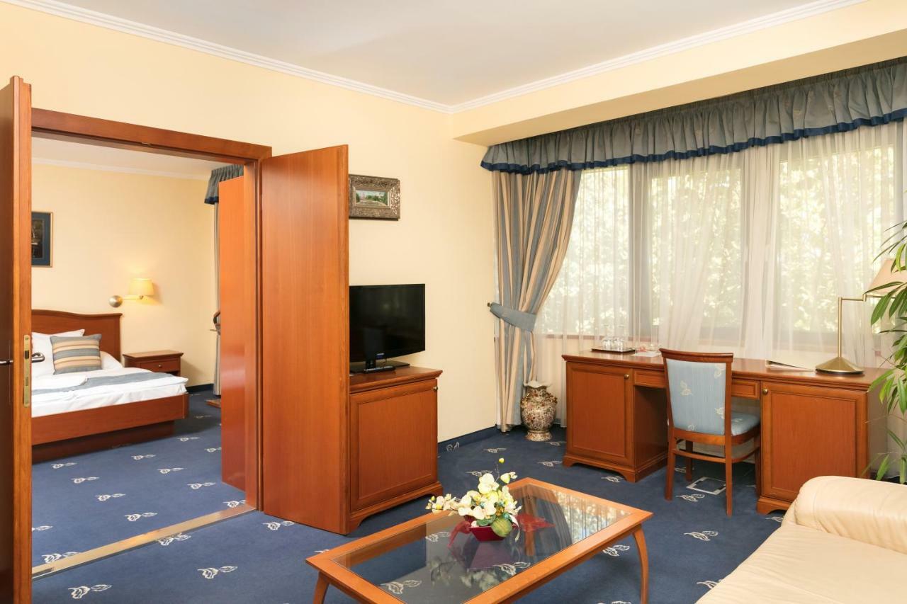 Hotel Kalvaria Superior Γκιόρ Εξωτερικό φωτογραφία