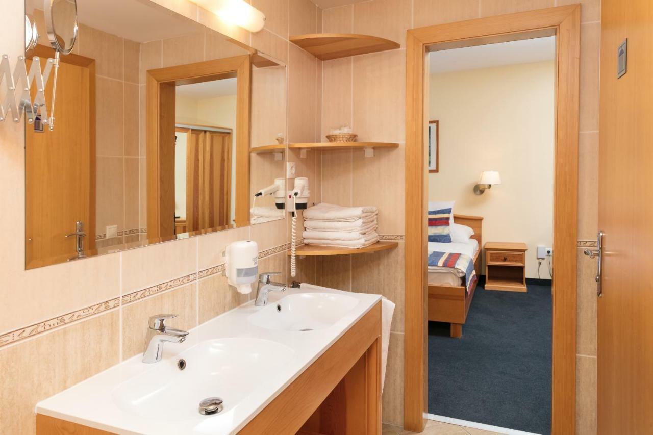 Hotel Kalvaria Superior Γκιόρ Εξωτερικό φωτογραφία