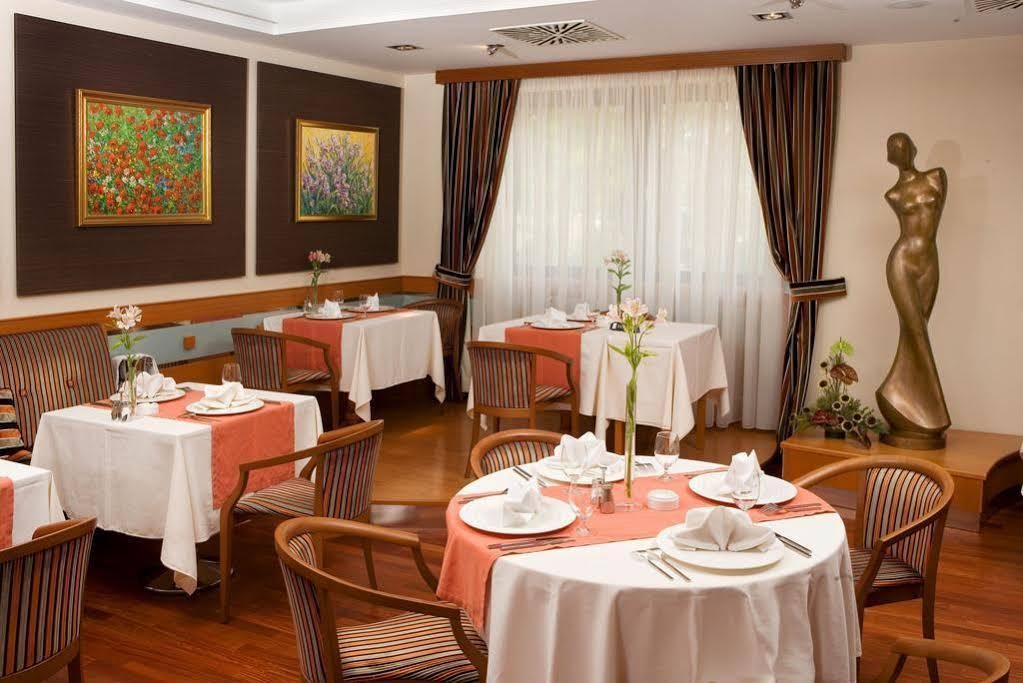 Hotel Kalvaria Superior Γκιόρ Εξωτερικό φωτογραφία